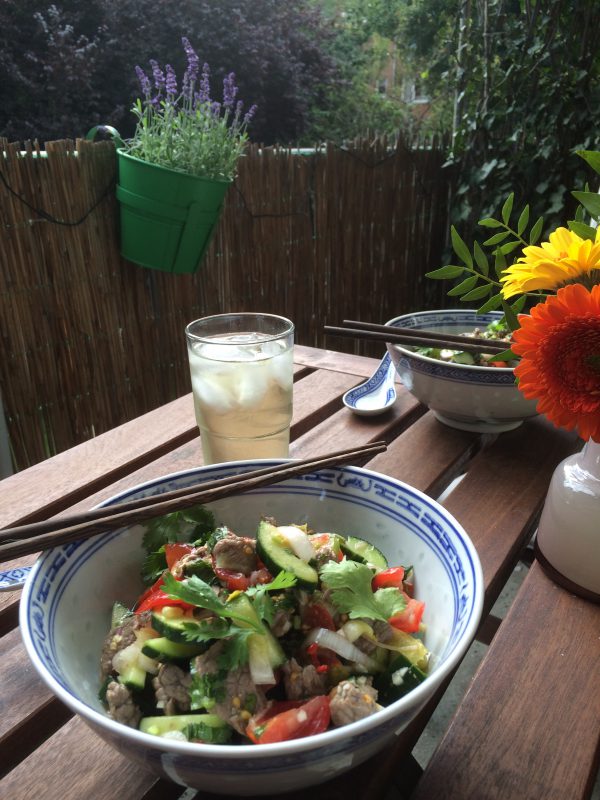 „Thailändischer Rindfleischsalat“ aus dem Buch „Glück ist, wenn man trotzdem liebt“ Bild vom "Thailändischen Rindfleischsalat" aus dem Buch "Glück ist, wenn man trotzdem liebt"